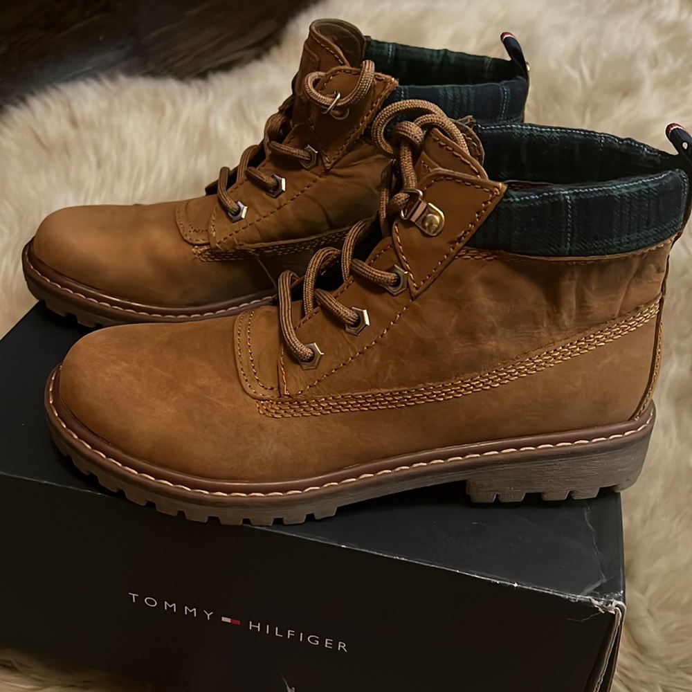 NWOT Tommy Hilfiger size 7 leather boots